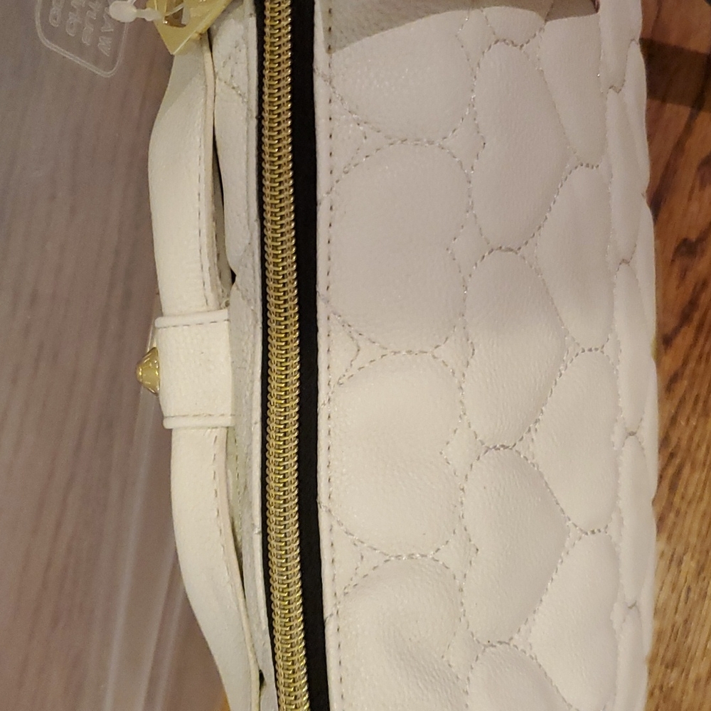Betsey Johnson White Quilted Heart Crossbody Purse - Picture 8 of 9